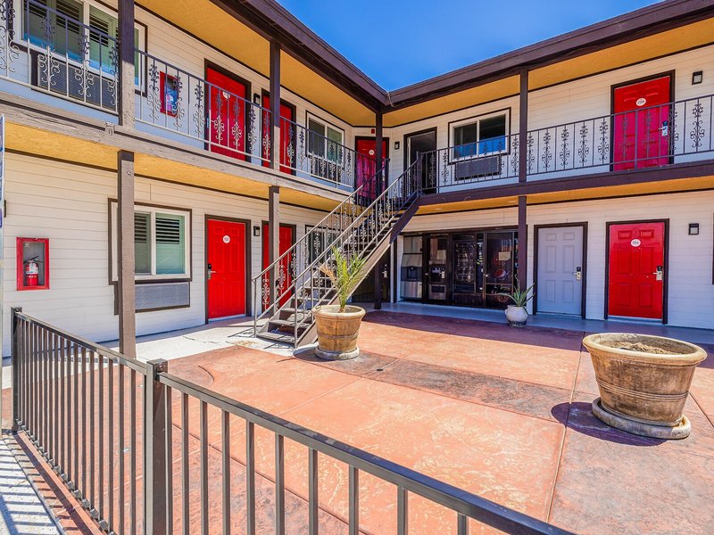 Hotel Avenida Victorville I 15 4