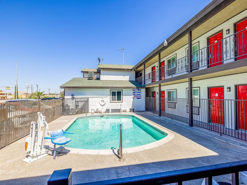 Hotel Avenida Victorville I 15 6