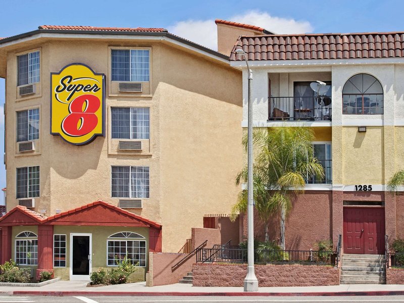 Super 8 by Wyndham Los Angeles Downtown 1