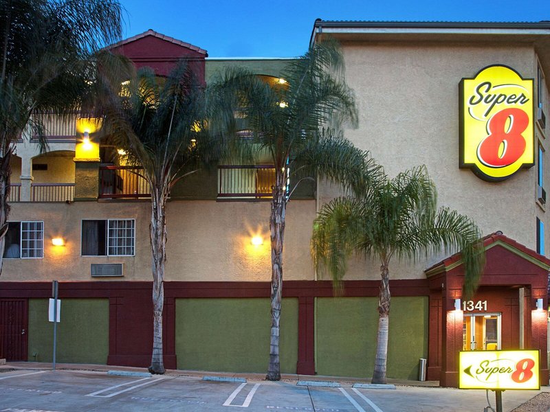 Super 8 by Wyndham Los Angeles Downtown 2
