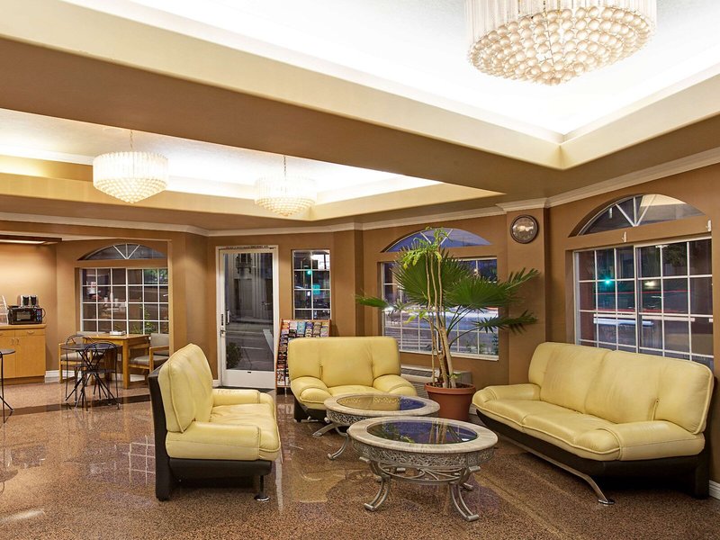 Super 8 by Wyndham Los Angeles Downtown 3