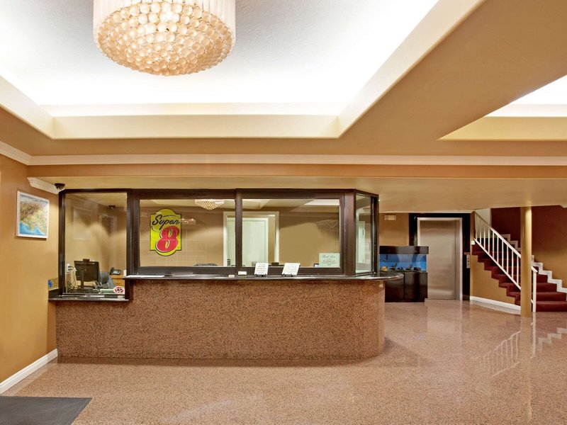 Super 8 by Wyndham Los Angeles Downtown 4