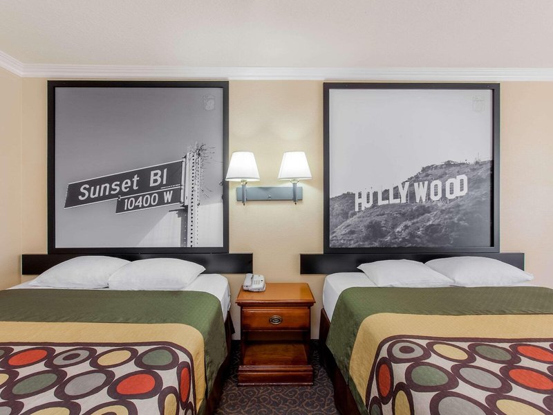 Super 8 by Wyndham Los Angeles Downtown 7