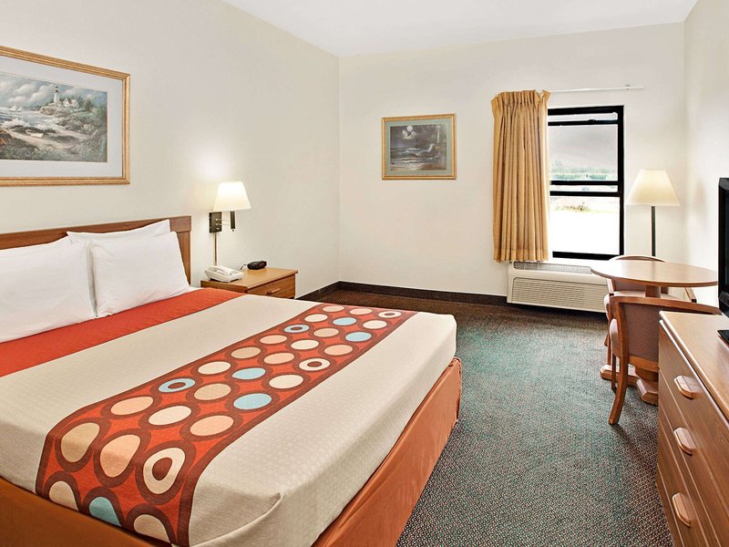 Super 8 by Wyndham Los Angeles Downtown 9