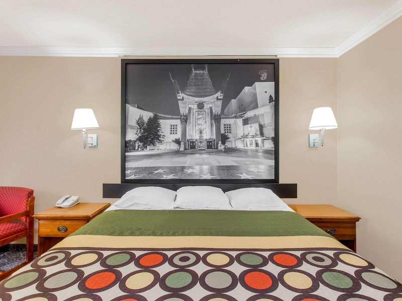 Super 8 by Wyndham Los Angeles Downtown 10