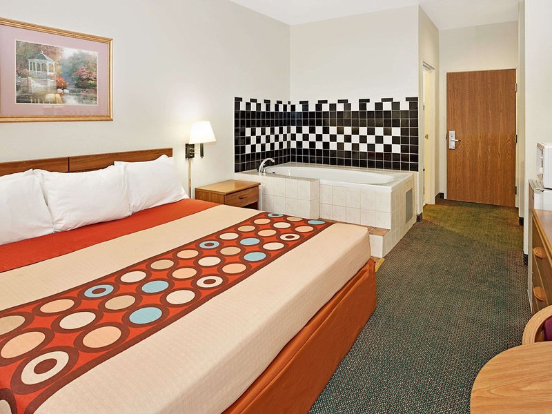 Super 8 by Wyndham Los Angeles Downtown 11
