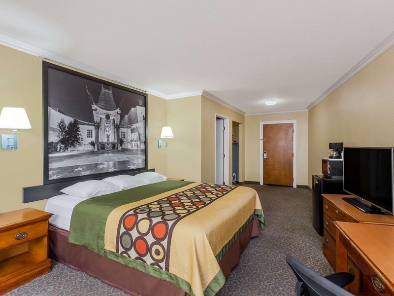 Super 8 by Wyndham Los Angeles Downtown 12