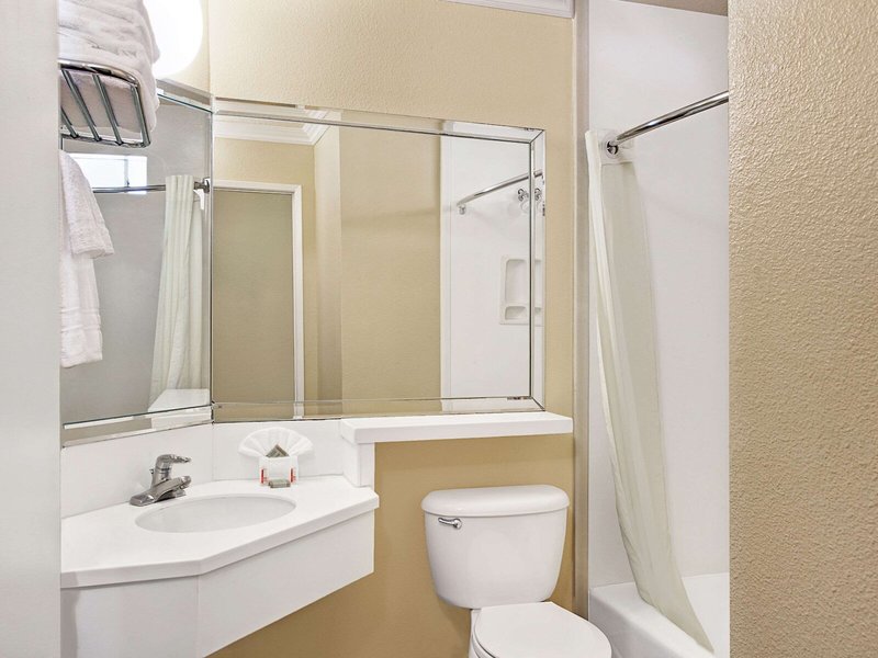 Super 8 by Wyndham Los Angeles Downtown 13