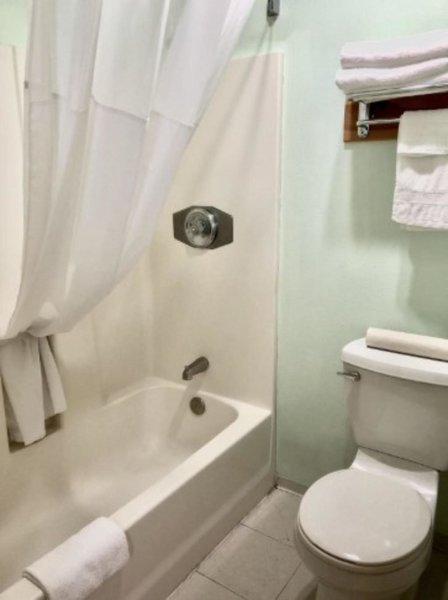 Travelodge by Wyndham Seattle North of Downtown 1
