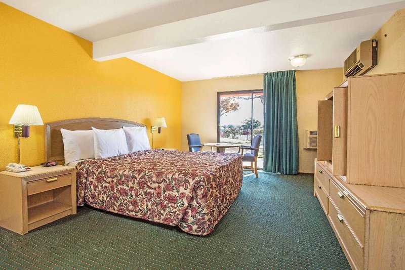 Travelodge Turlock CA 5