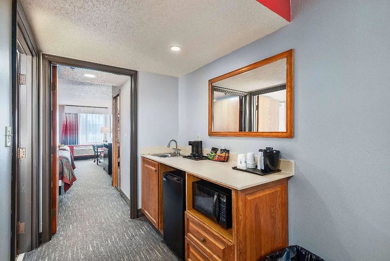 Ramada Sioux Falls Airport Hotel & Suites