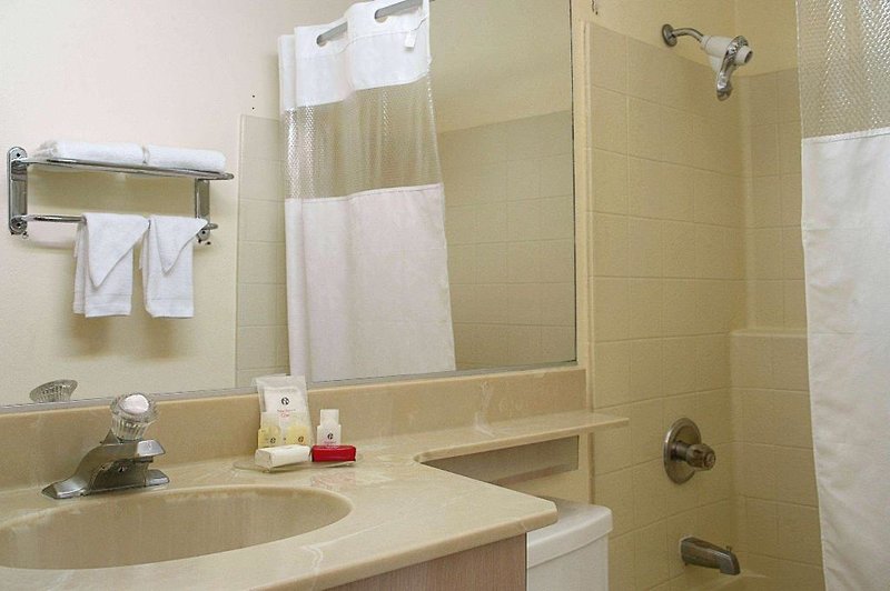 Ramada by Wyndham Los Angeles/Koreatown West 2