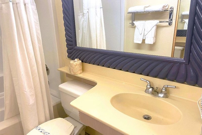 Ramada by Wyndham Los Angeles/Koreatown West 3