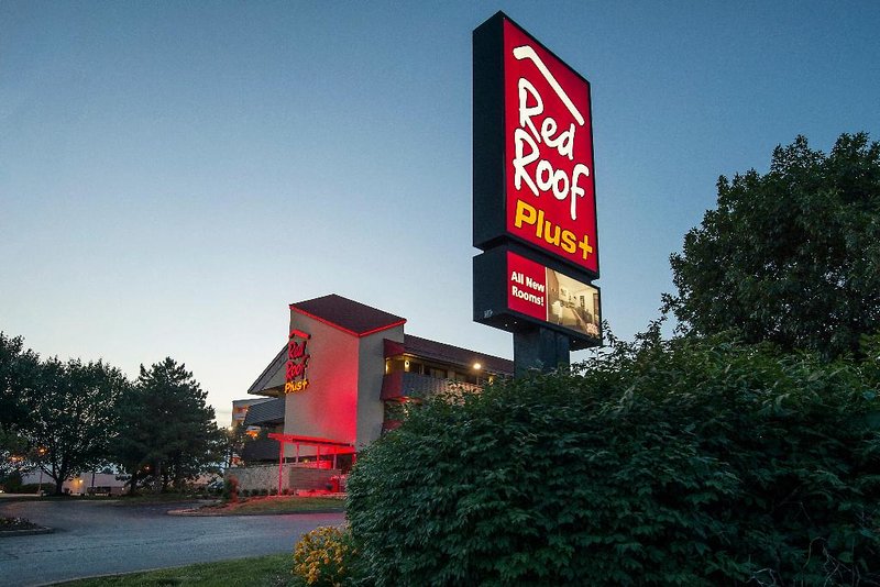 Red Roof PLUS+ St Louis-Forest Park / Hampton Avenue