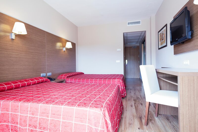 Hotel Oasis Park Salou 13 - Room Example