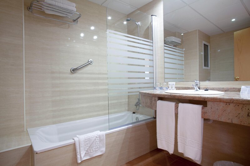 Hotel Oasis Park Salou 16 - Bathroom Example