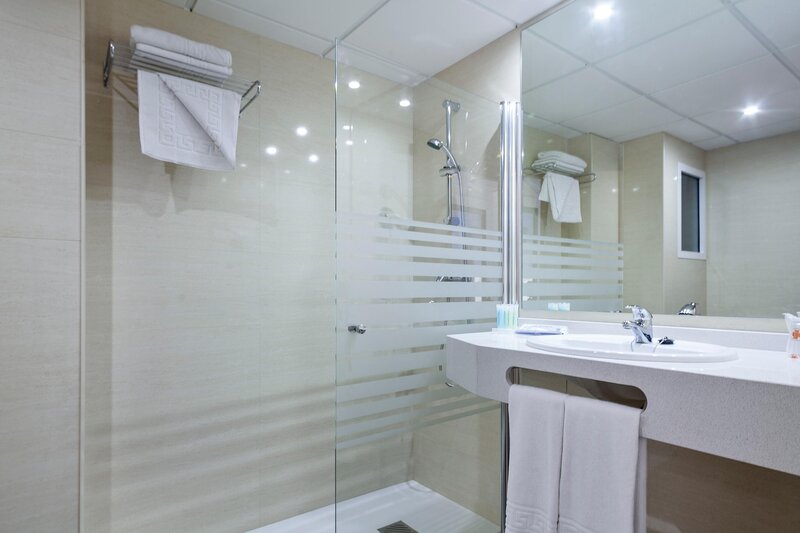 Hotel Oasis Park Salou 17 - Bathroom Example