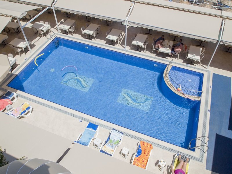 Özcan Beach Hotel 8