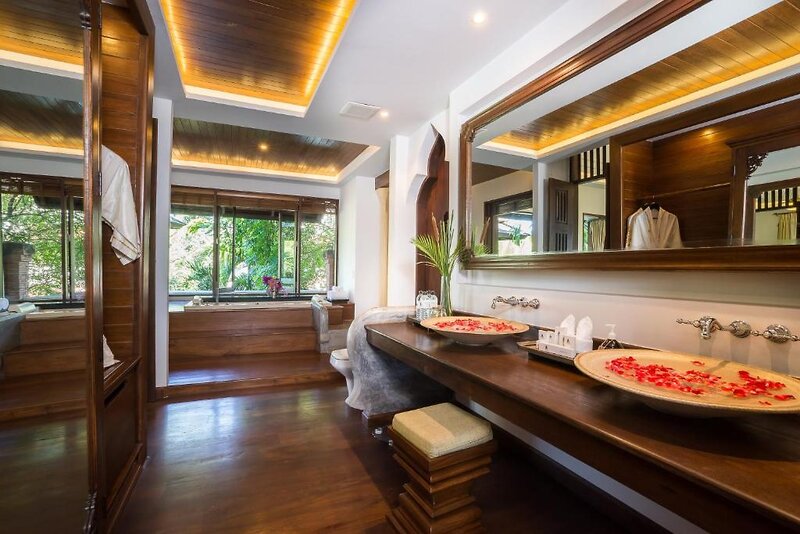Royal Muang Samui Villas    18