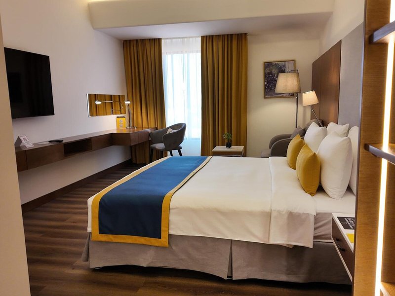 Golden Tulip Muscat 33