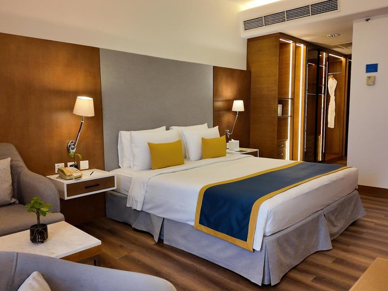 Golden Tulip Muscat 35