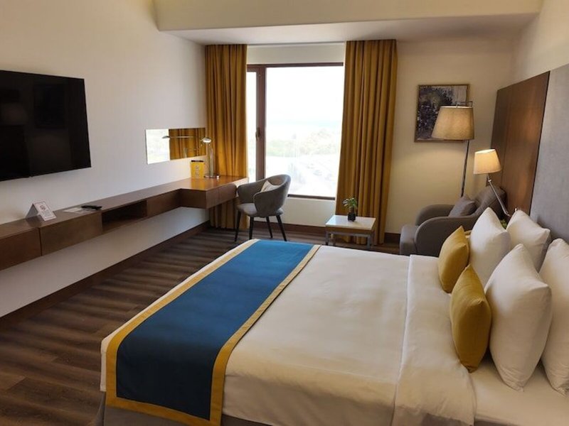 Golden Tulip Muscat 37