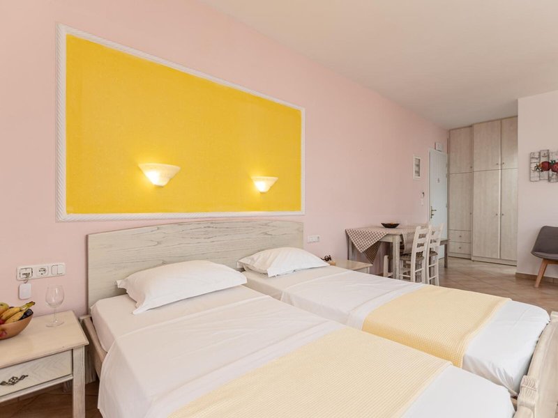 Annita's Village Hotel 8