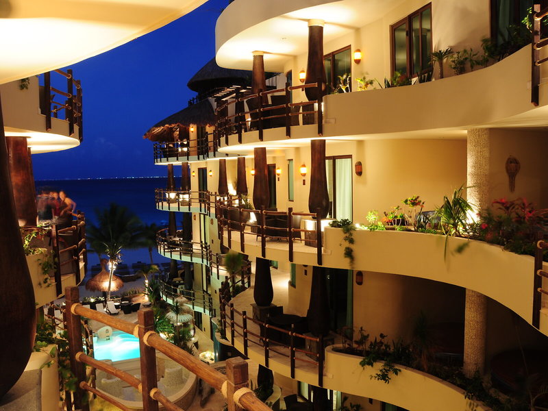 El Taj Oceanfront & Beachside Condos 5