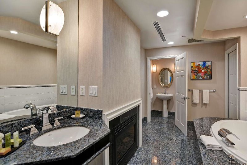 The Cincinnatian Hotel, Curio Collection by Hilton 3
