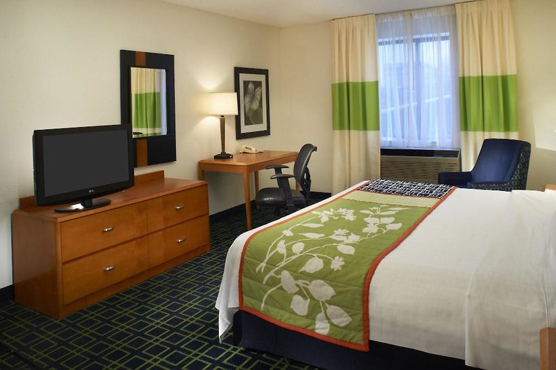 Fairfield Inn & Suites by Marriott Indianapolis East 2 - Room Example