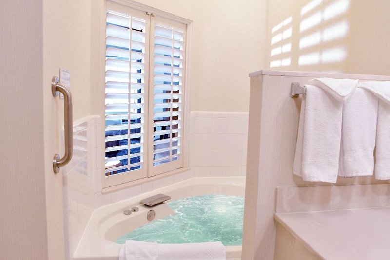 Fairfield Inn & Suites by Marriott Indianapolis East 3 - Bathroom Example