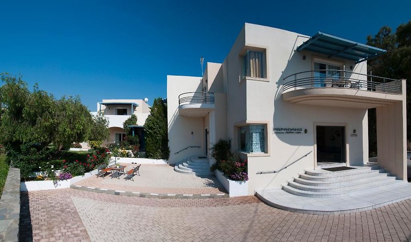 Papadakis 4 - Exterior