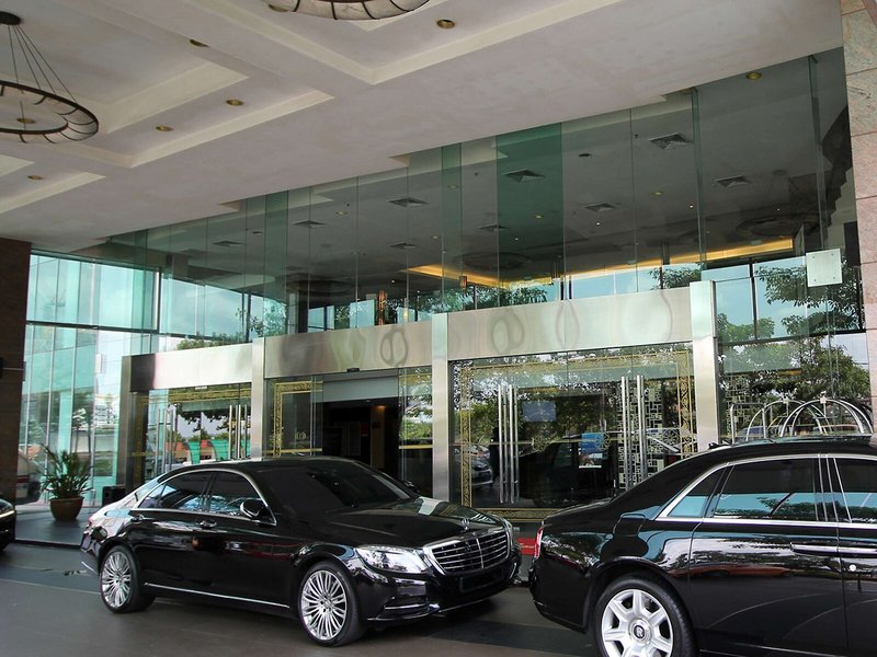 Grand Paragon 1