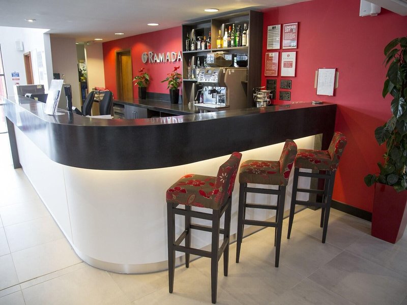 Ramada Cambridge 8 - Bar