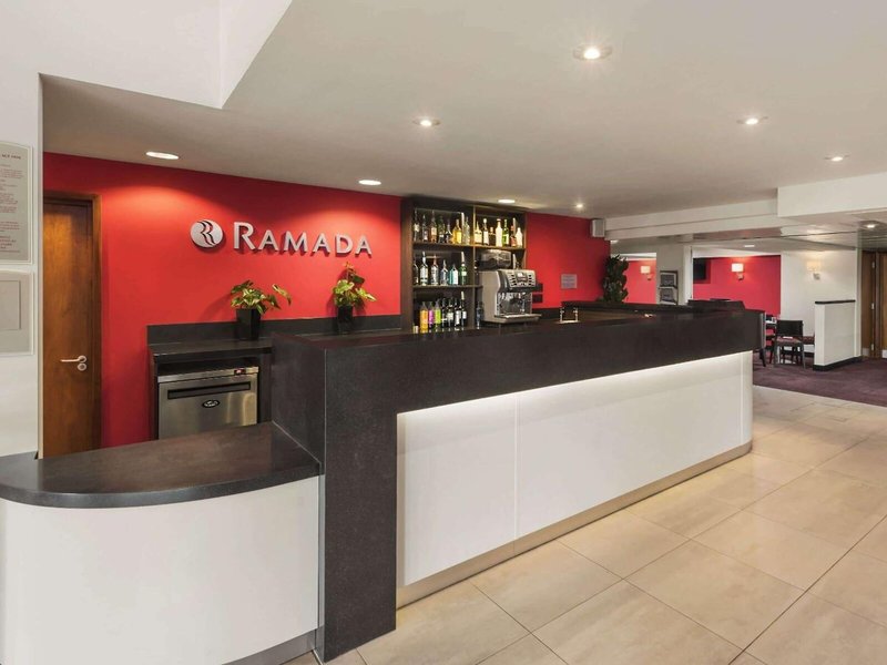 Ramada Cambridge 9 - Bar
