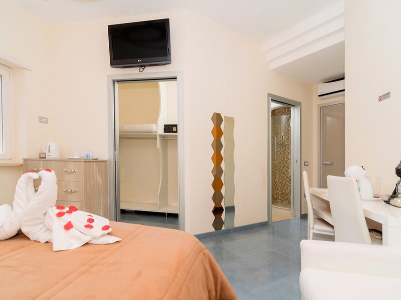 Emily Suites 9
