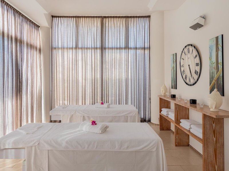 The Pelican Beach Resort & SPA 24