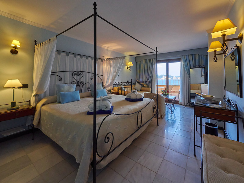 Hotel Petit Cala Fornells 16