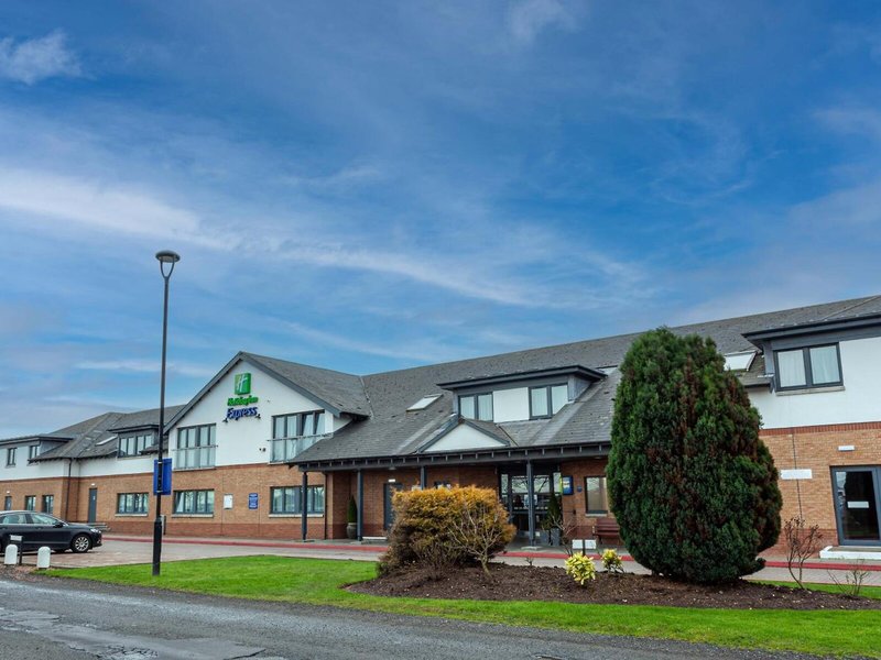 Holiday Inn Express Edinburgh Airport 2
