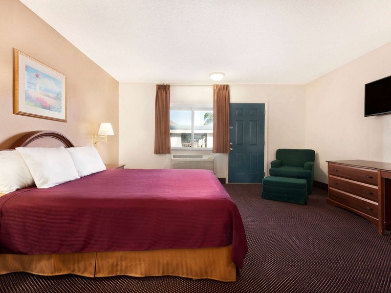 Travelodge Bakersfield 13