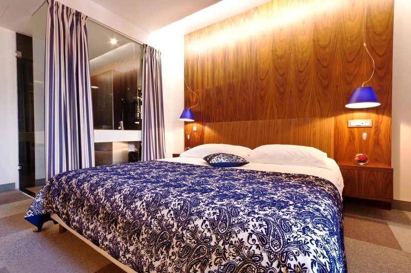 Hotel In 10