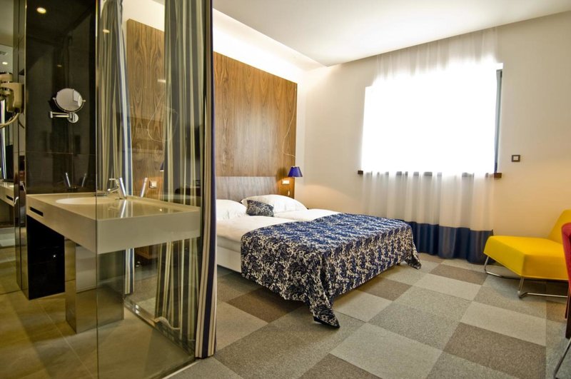 Hotel In 12