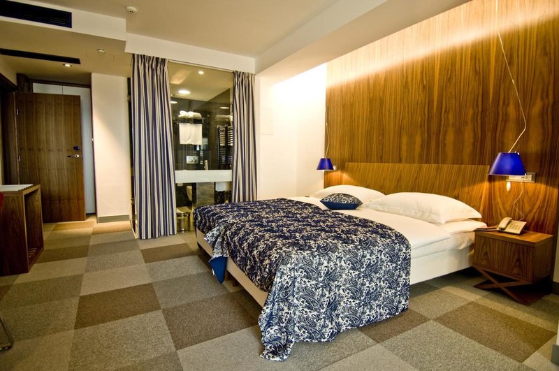 Hotel In 13
