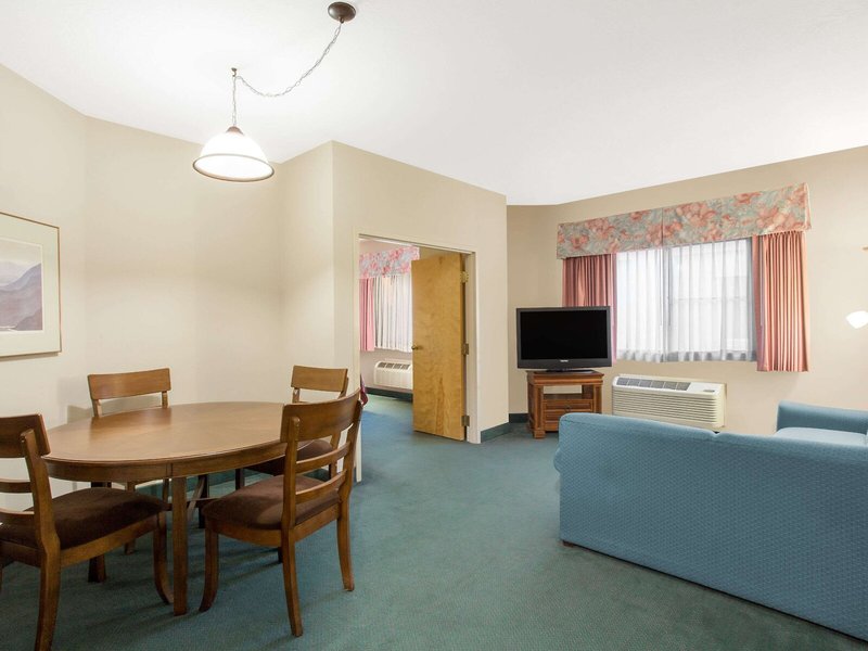 Ramada by Wyndham St George 10