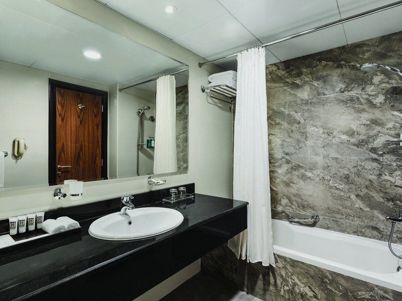 Hawthorn Suites by Wyndham Abu Dhabi City Centre 18 - Bathroom Example