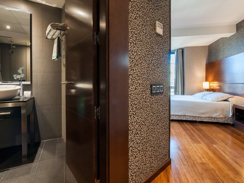 Colonial Barcelona 47 - Bathroom Example