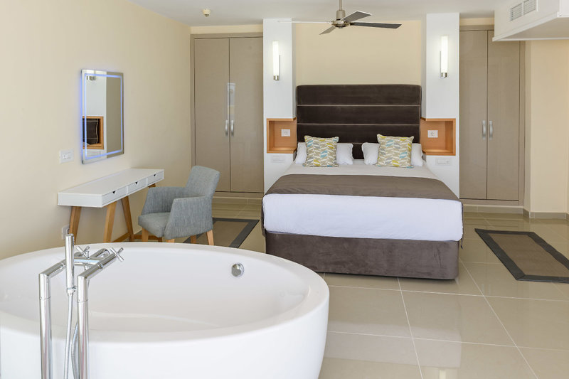 Pearly Grey Ocean Club 4