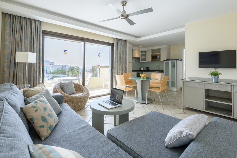 Pearly Grey Ocean Club 18