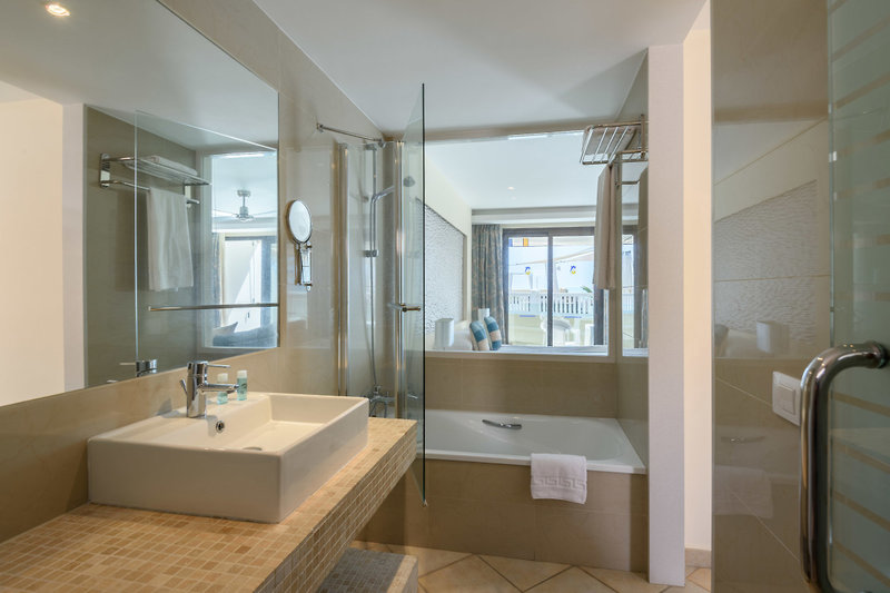 Pearly Grey Ocean Club 19