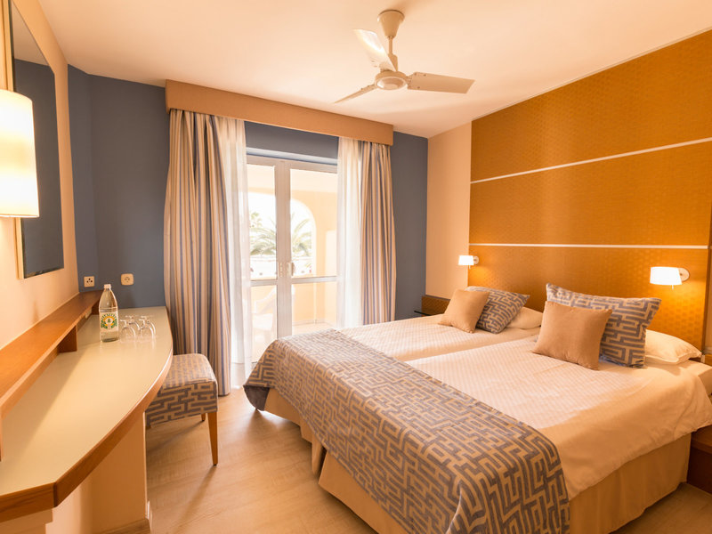 ROBINSON ESQUINZO PLAYA 35 - Room Example